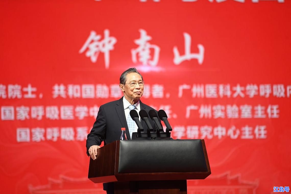 钟南山诊室独家揭秘：85岁院士依旧坐诊，防疫最新动态与健康建议全在这儿